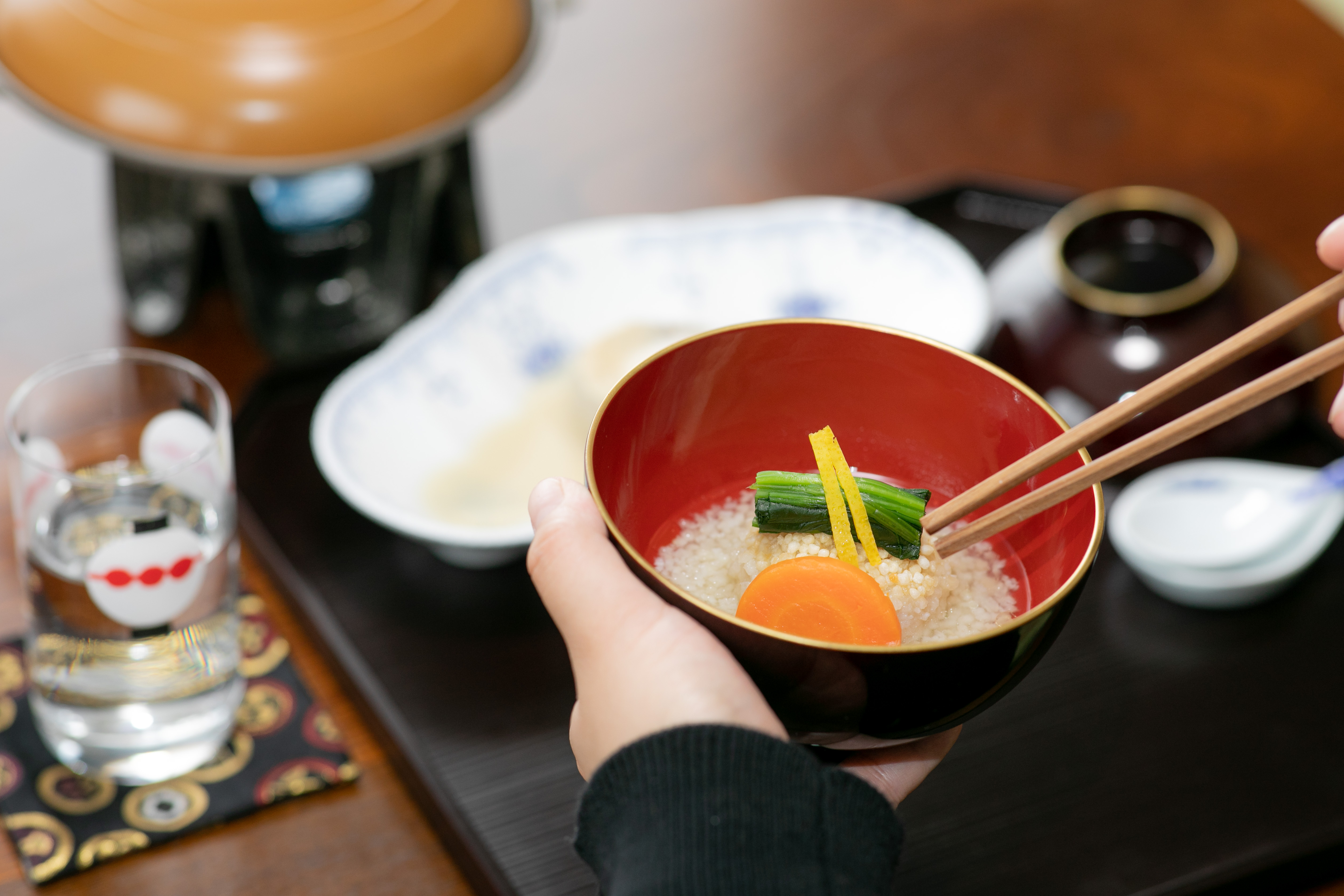 ヴィーガン会席の食事シーン