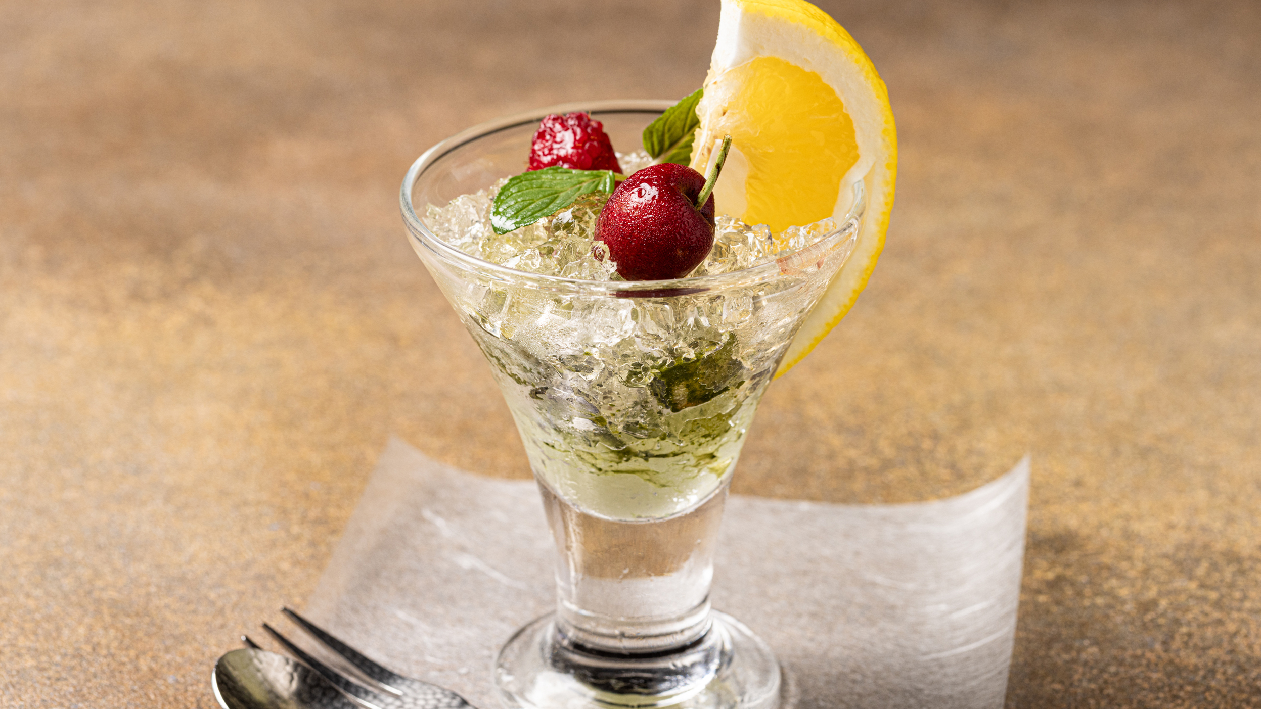 2025年6～7月のデザート：伊豆産ぐり茶のパフェ　ニューサマーオレンジ　寒天　アメリカンチェリー