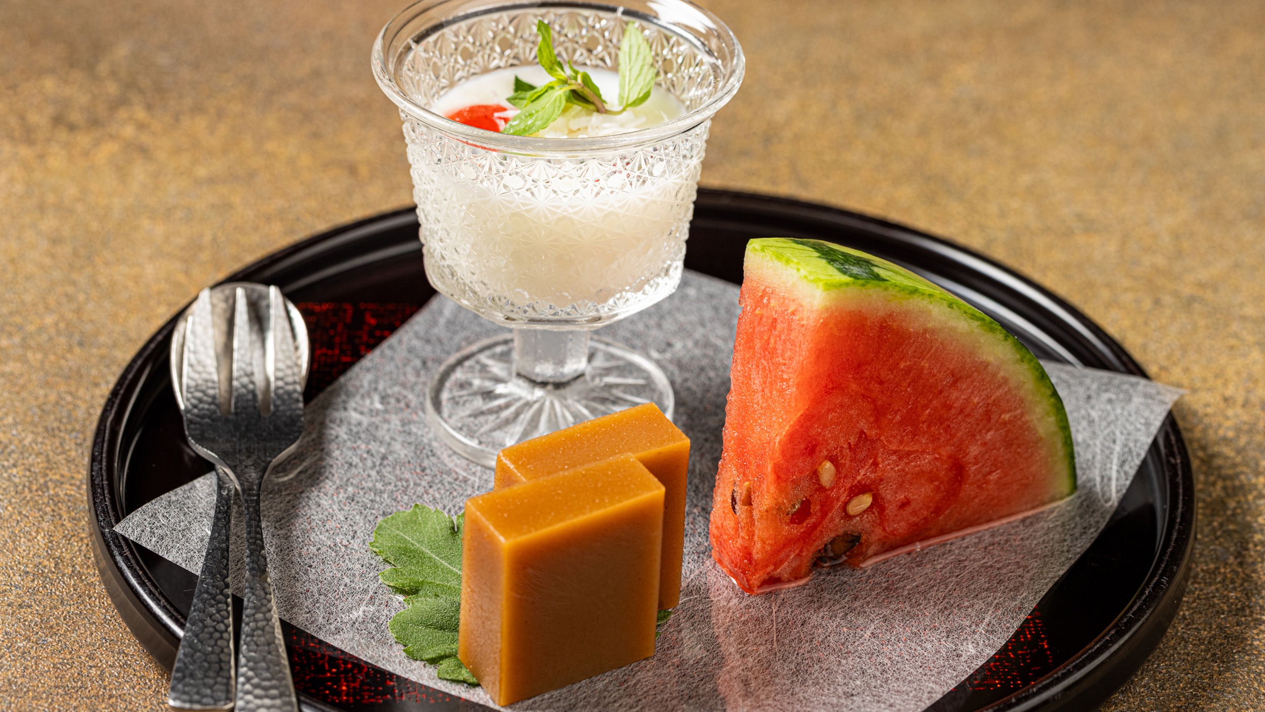 2025年8～9月のデザート：ココナッツプリン　黄粉羊羹　西瓜