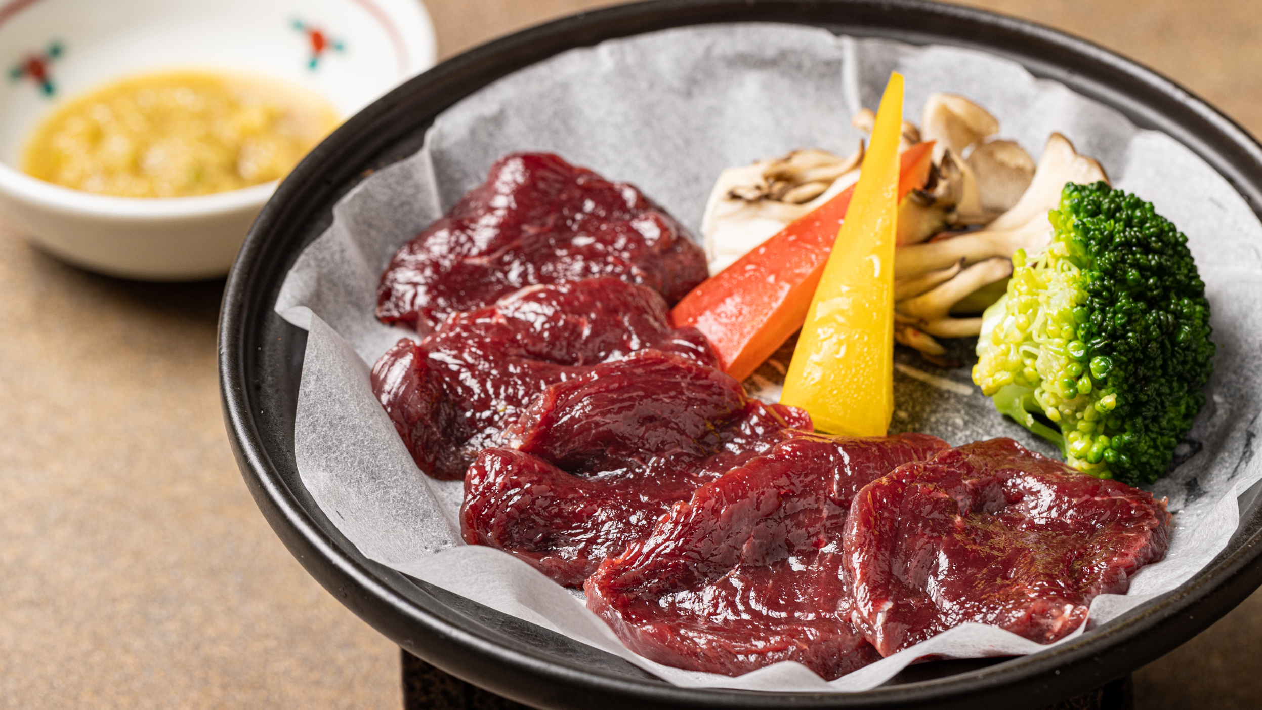 2025年6～7月のメインチョイス：伊豆鹿のステーキの天城産山葵と大根ソース仕立て　舞茸　パプリカ