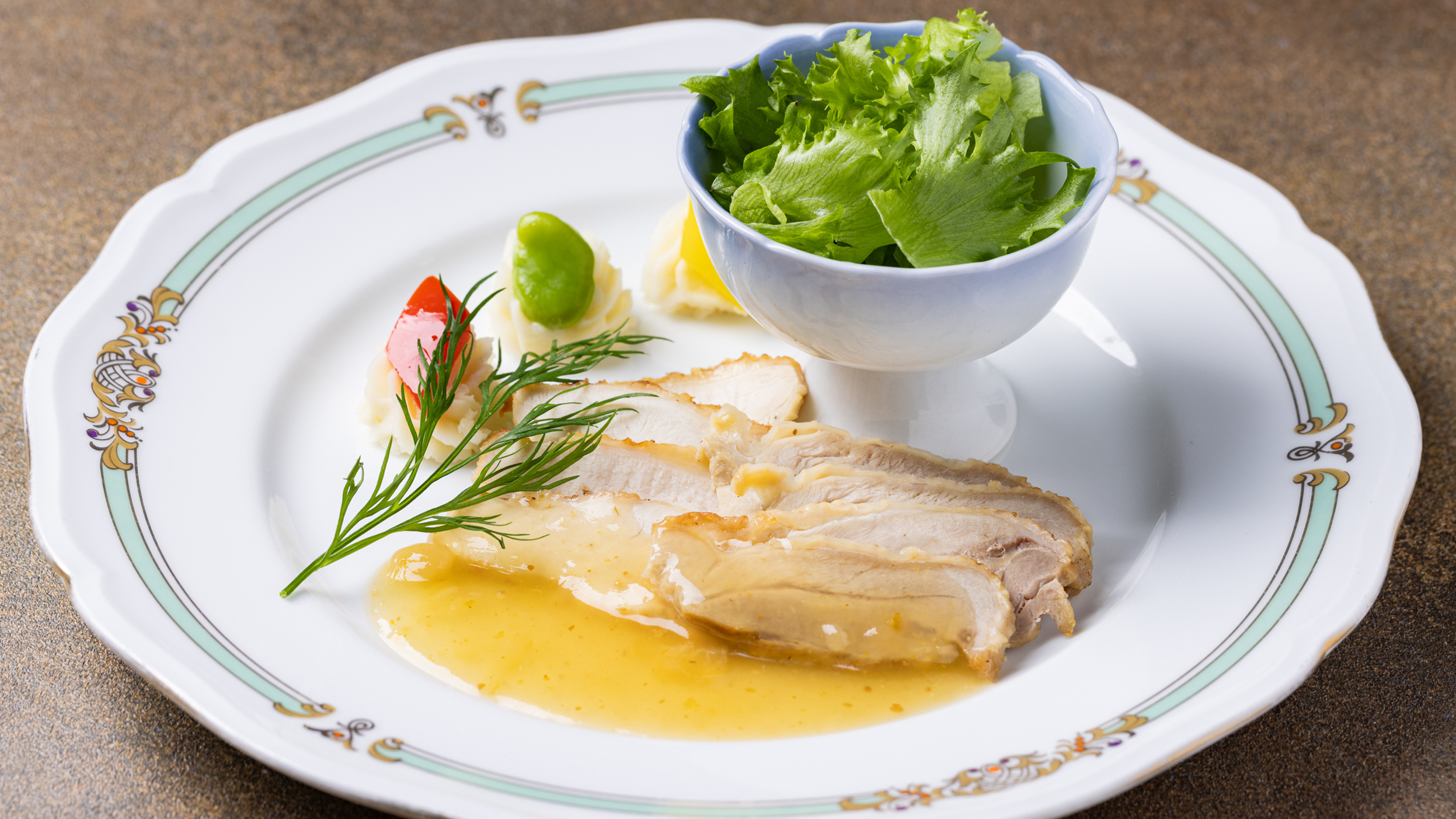 2026年4～5月のメインチョイス：天城軍鶏のロースト　伊豆産ニューサマーオレンジビネグレット仕立て