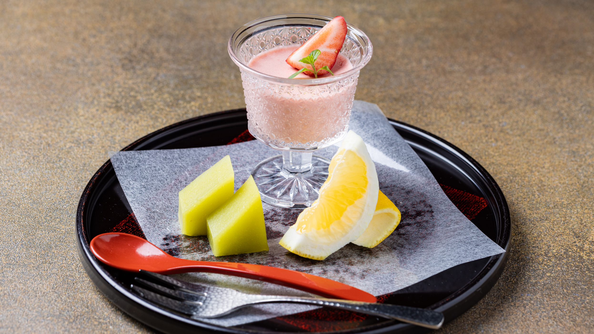 2026年4～5月のデザート：苺のムース　鶯羊羹　ニューサマーオレンジ　ミント