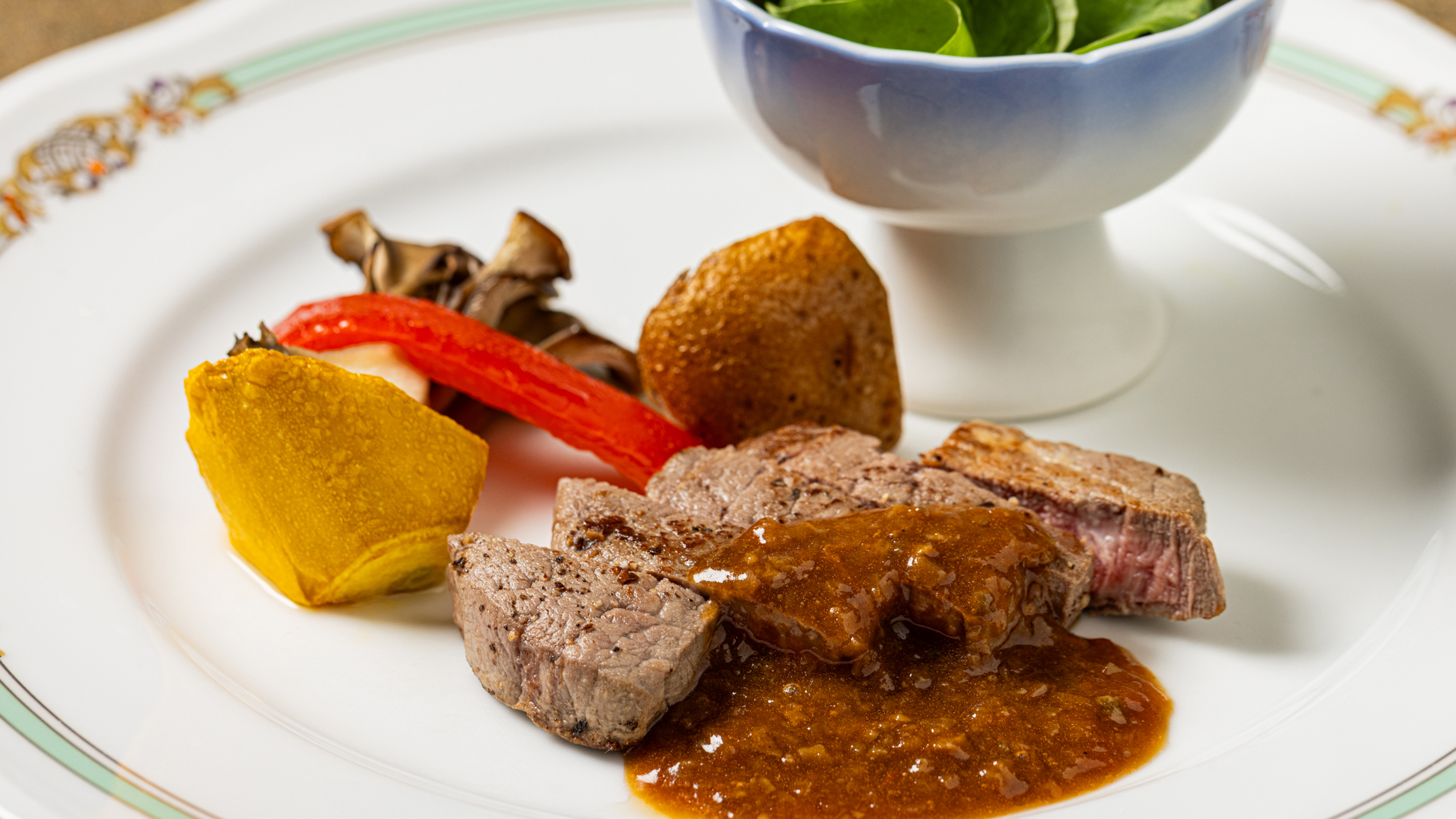 2025年8～9月のメインチョイス：三ケ日牛ヒレステーキ　イタリア産ポルチーニソース掛け　ベビーリー