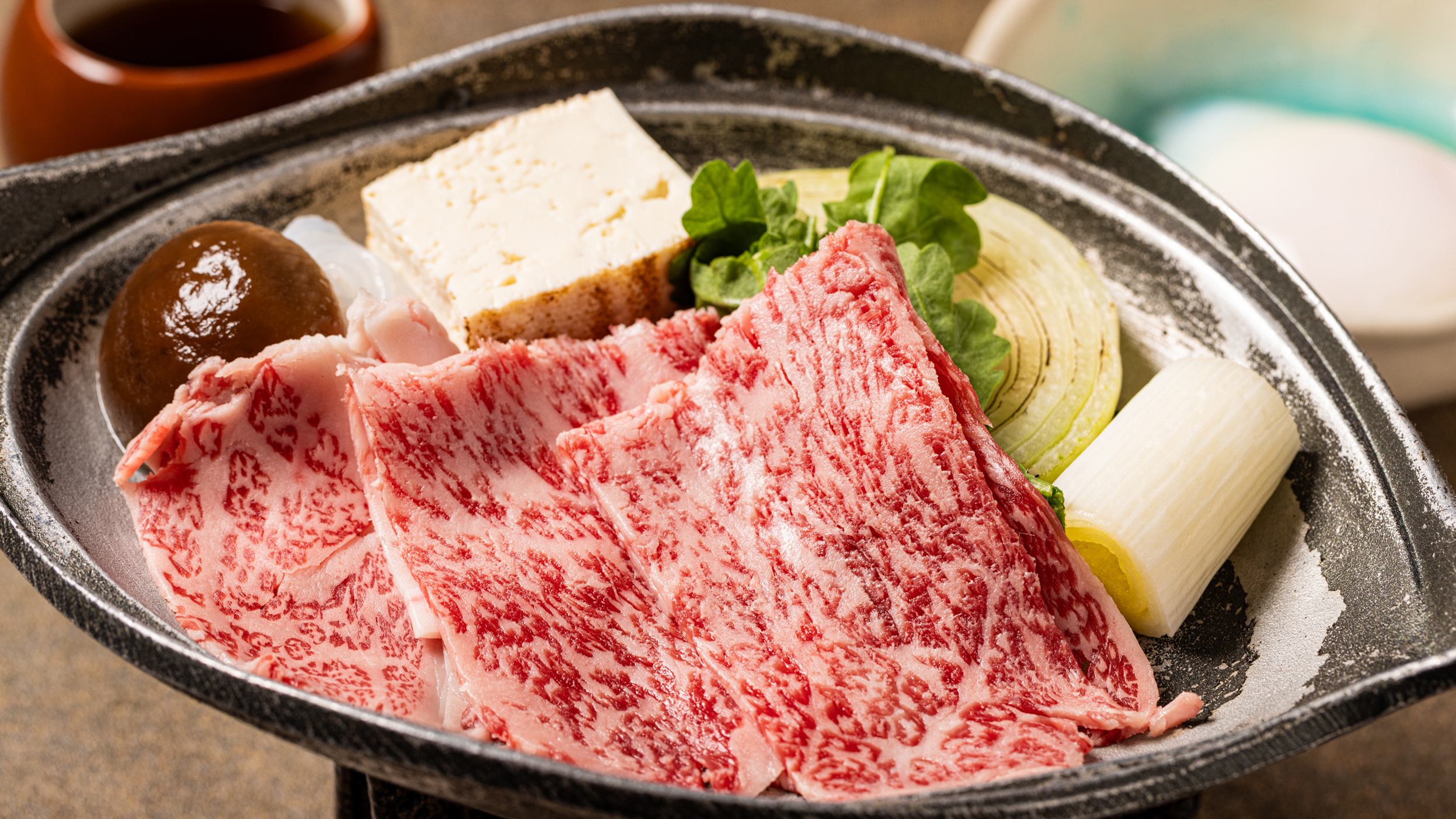 2025年12月～2026年1月のメインチョイス：遠州夢咲牛のすき焼き　長葱　白滝　焼き豆富　サラダ