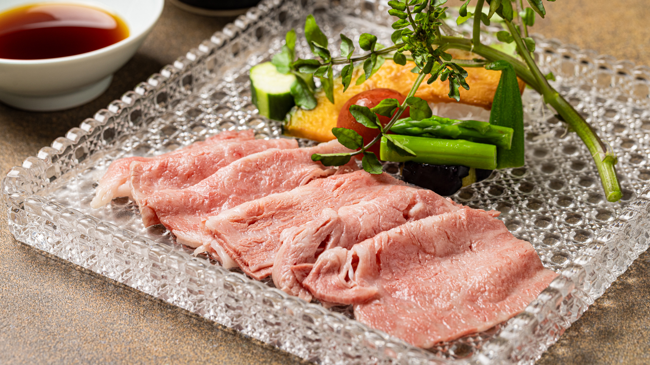 2025年6～7月のメインチョイス：松阪牛冷しゃぶ　茄子　トマト　胡瓜　アスパラ　ポン酢　胡麻ダレ