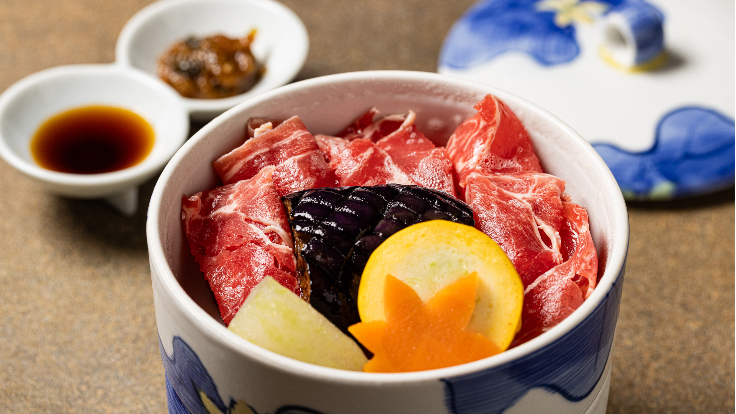 2025年10～11月のメインチョイス：猪肉のセイロ蒸し　冬瓜　茄子　イエローズッキーニ　紅葉人参