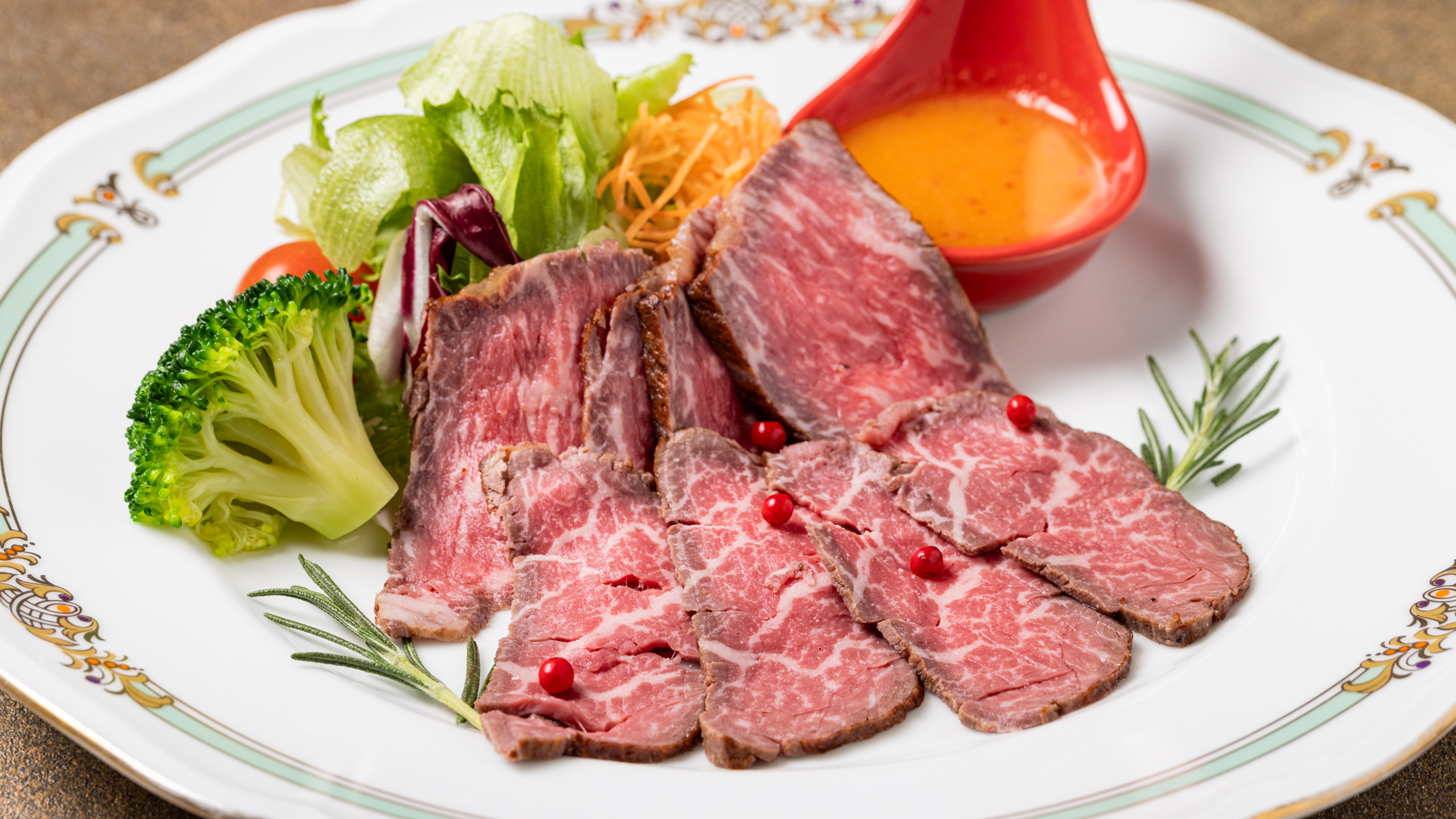 2026年2～3月のメインチョイス：あしたか牛ロースとヒレのコンフィー　伊豆産みかん胡椒の特製ソース