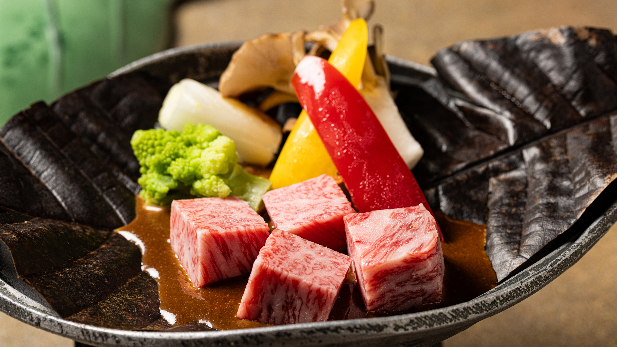 2025年10～11月のメインチョイス：特選和牛静岡育ち朴葉焼き　舞茸　長葱　パプリカ　ロマネスコ