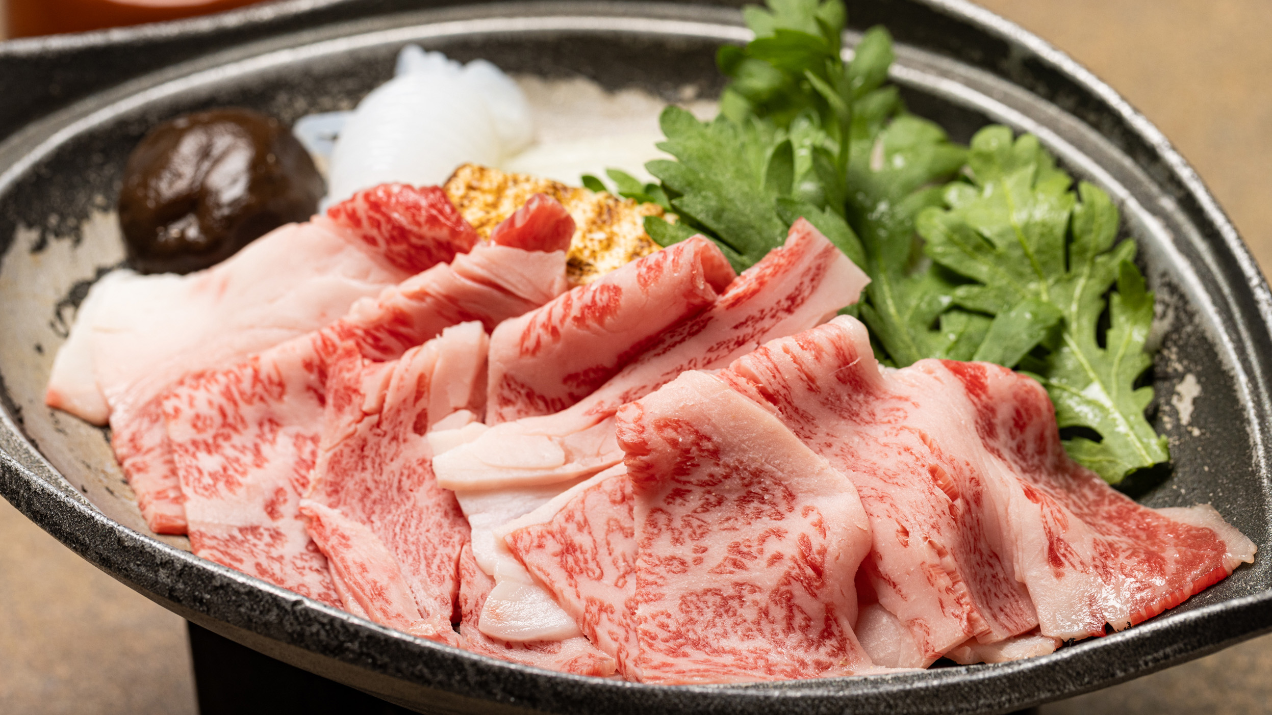2024年12月～2月のメインチョイス：松阪牛のすき焼き　長葱　白滝　焼き豆富　サラダ春菊　玉葱