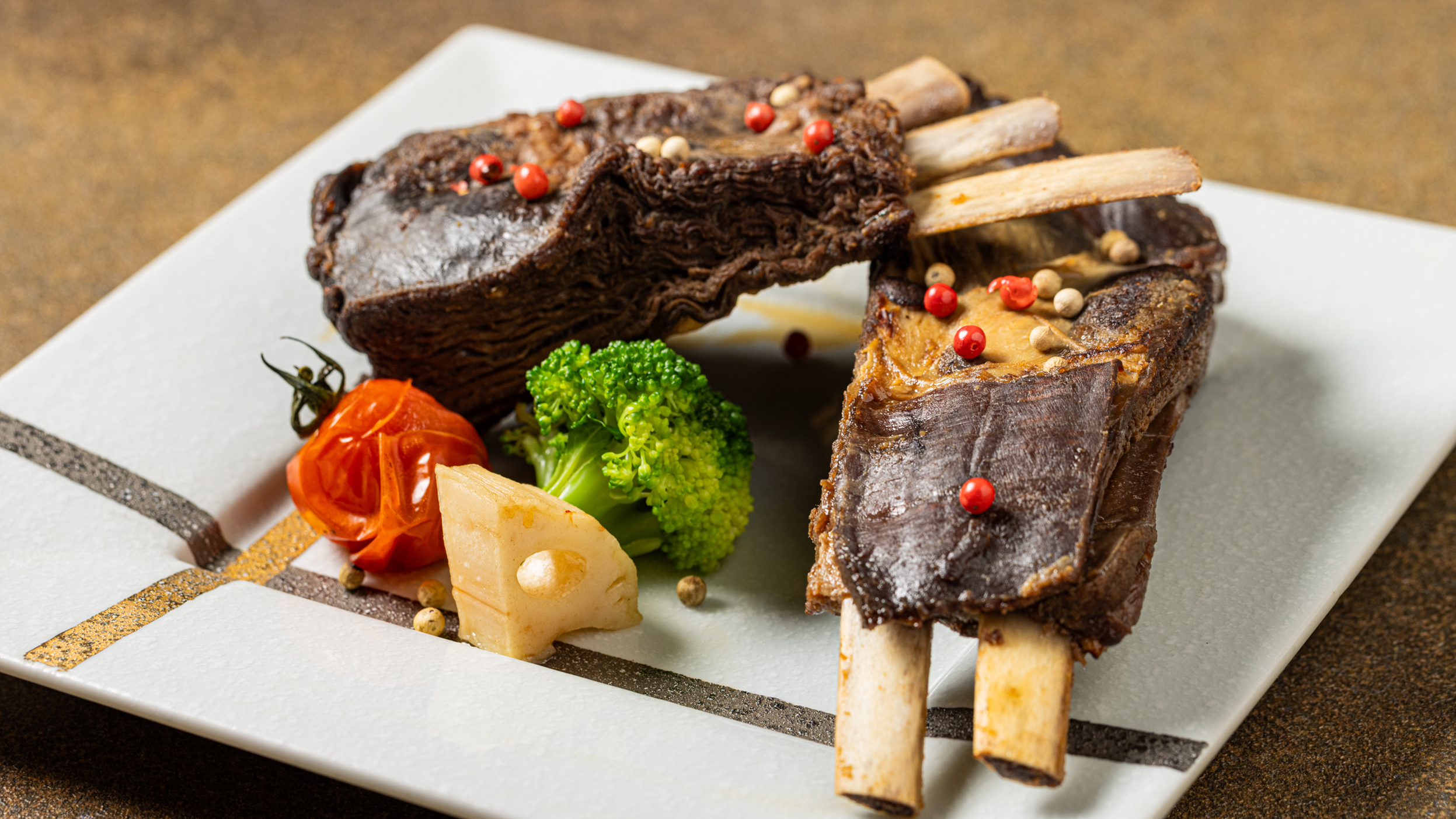 2025年8～9月のメインチョイス：伊豆鹿のスペアリブ　トマト　ブロッコリー　レンコン　ペッパー