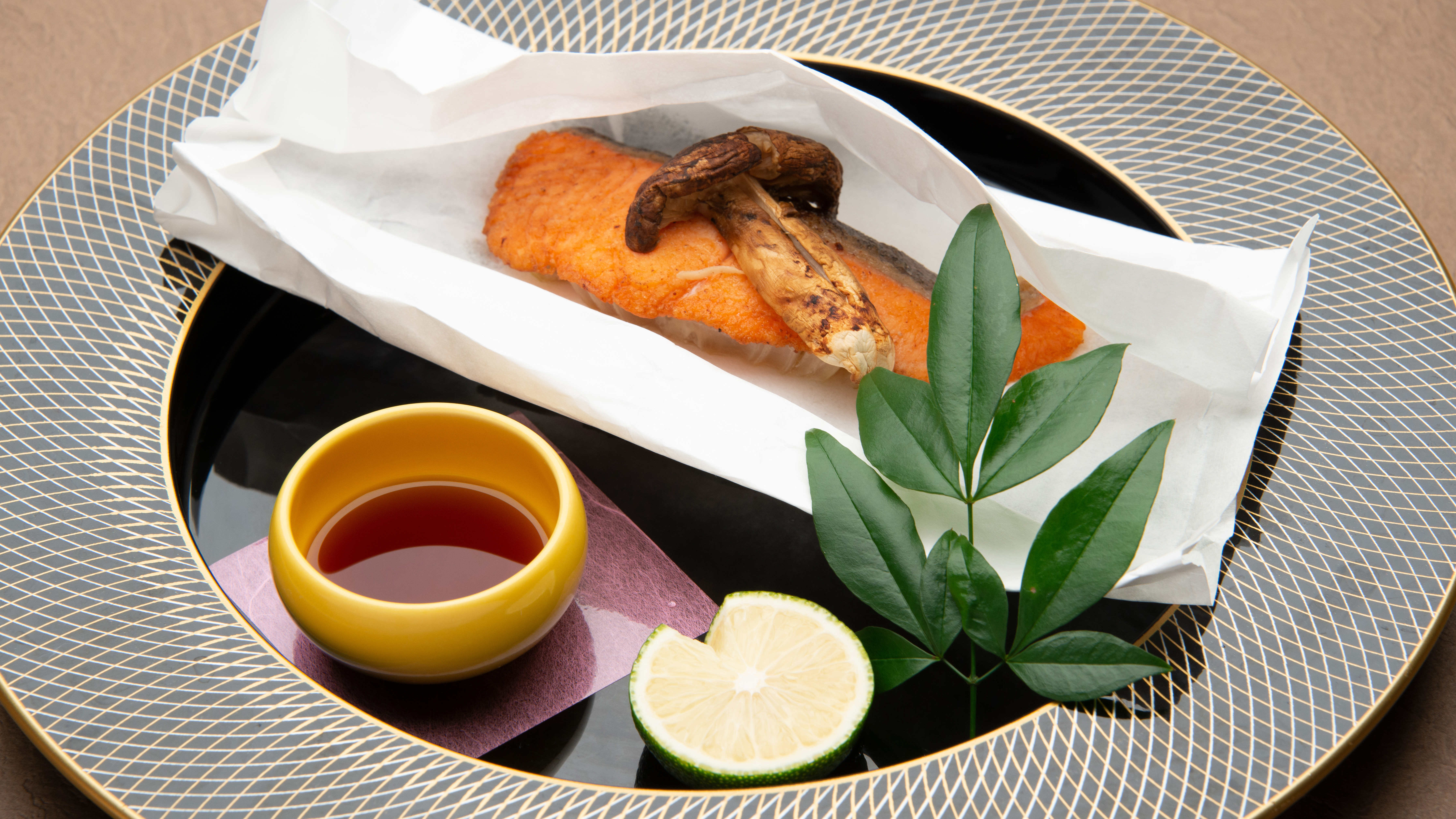 2023年9-10月のメインチョイス：紅富士鱒と松茸の奉書焼き　玉葱　酢橘　バター