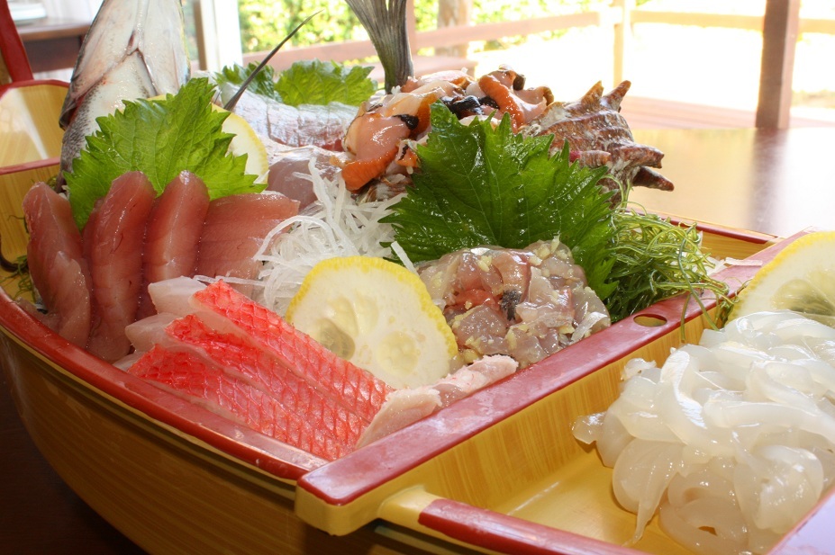 伊豆高原でペットと泊まる　天然温泉貸切風呂でのんびり　新鮮地魚の舟盛りプラン