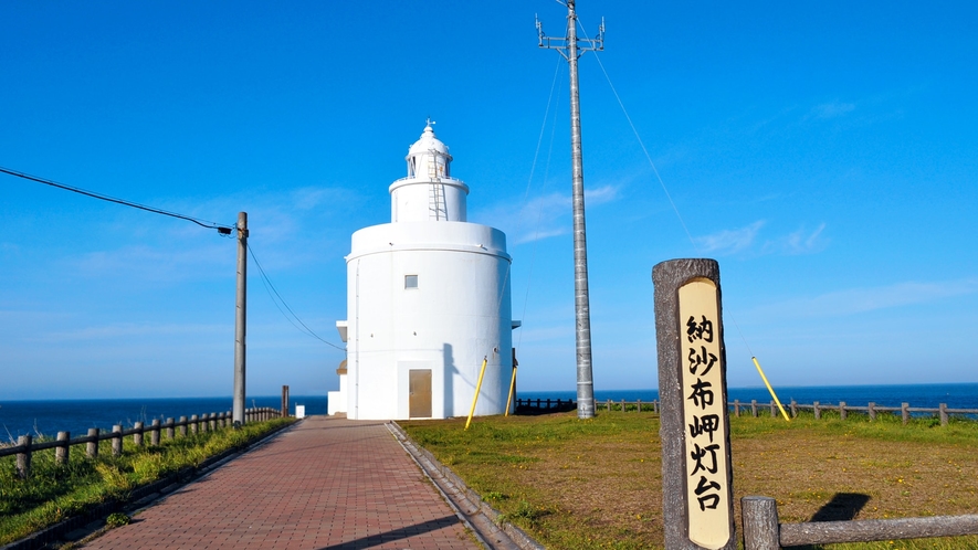 【納沙布岬灯台】日本一早く朝日が見ることができます。
