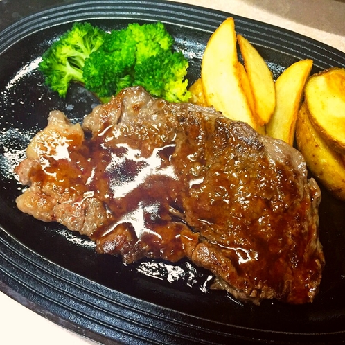 【夕食】お肉コースのメイン『国産黒毛和牛のステーキ』をあつあつの鉄板でご用意♪