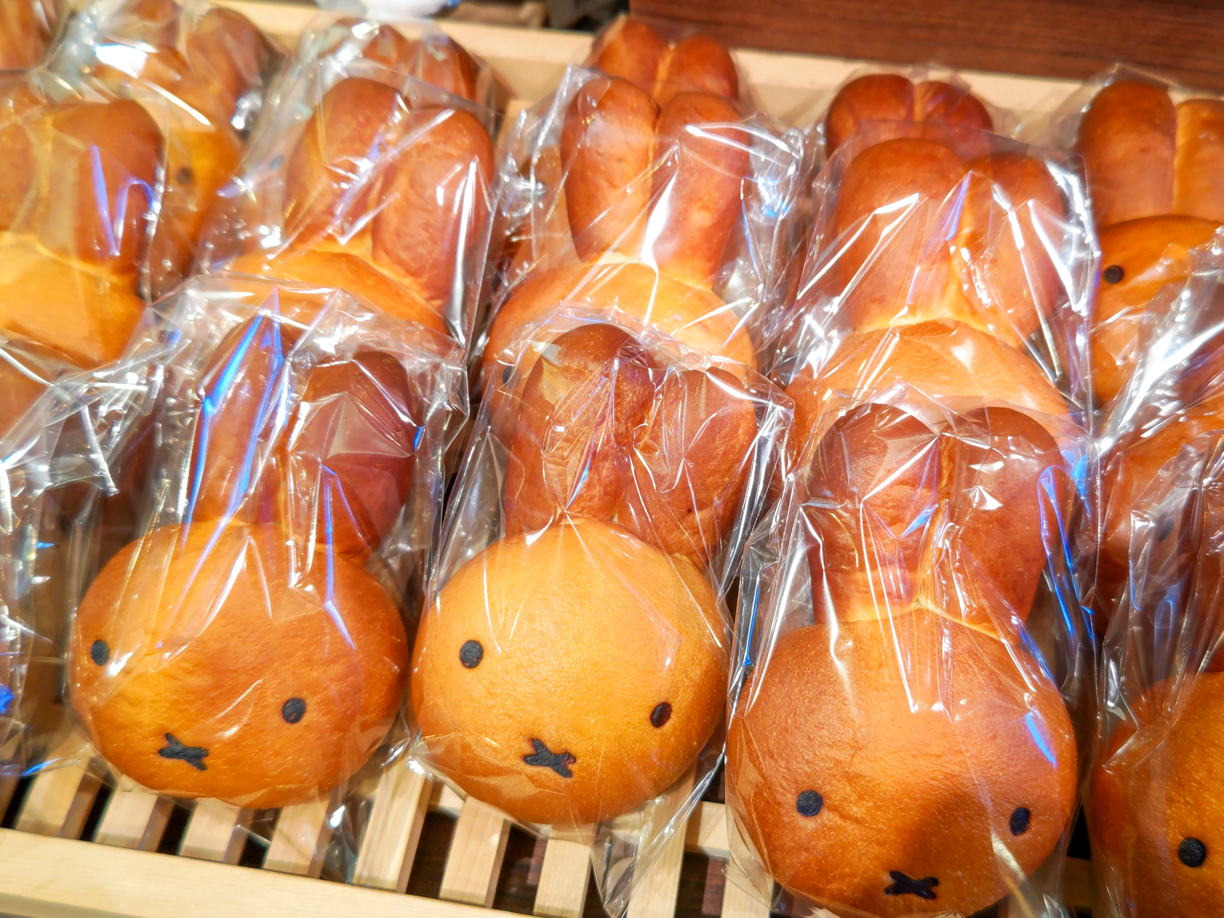 【みっふぃー蔵のきっちん＆べーかりー川越店】店内で焼き上げる「あんぱん」を食べよう。