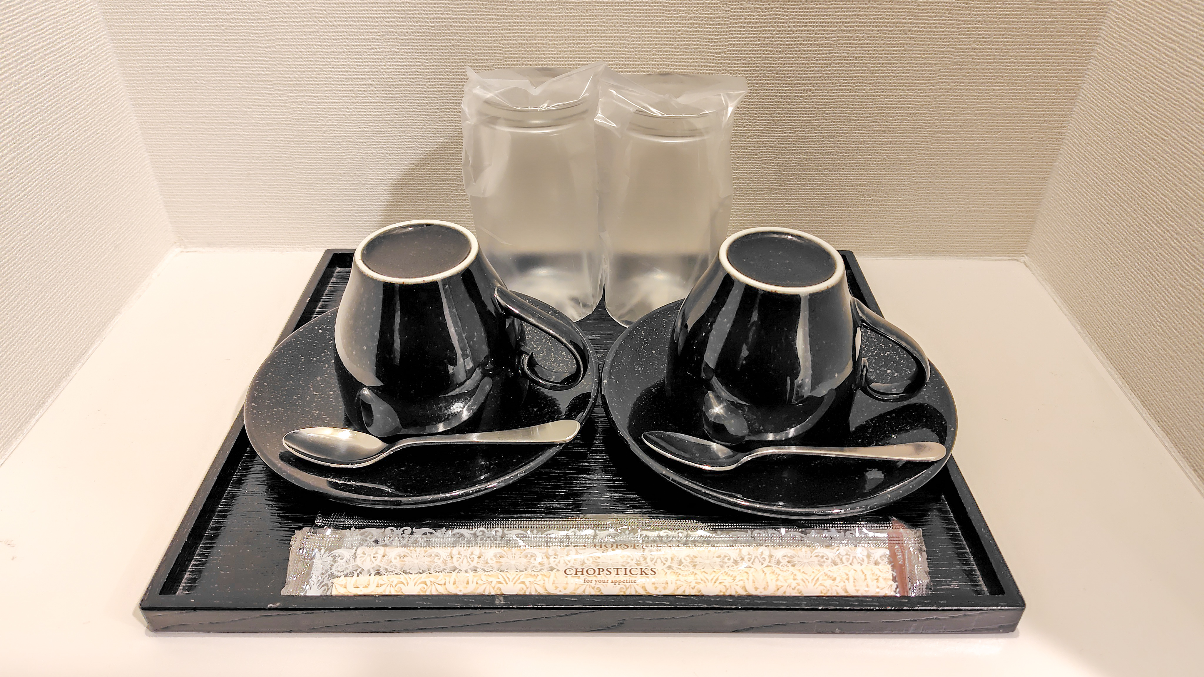 【全客室】マグカップ・皿・グラス・割り箸を完備。