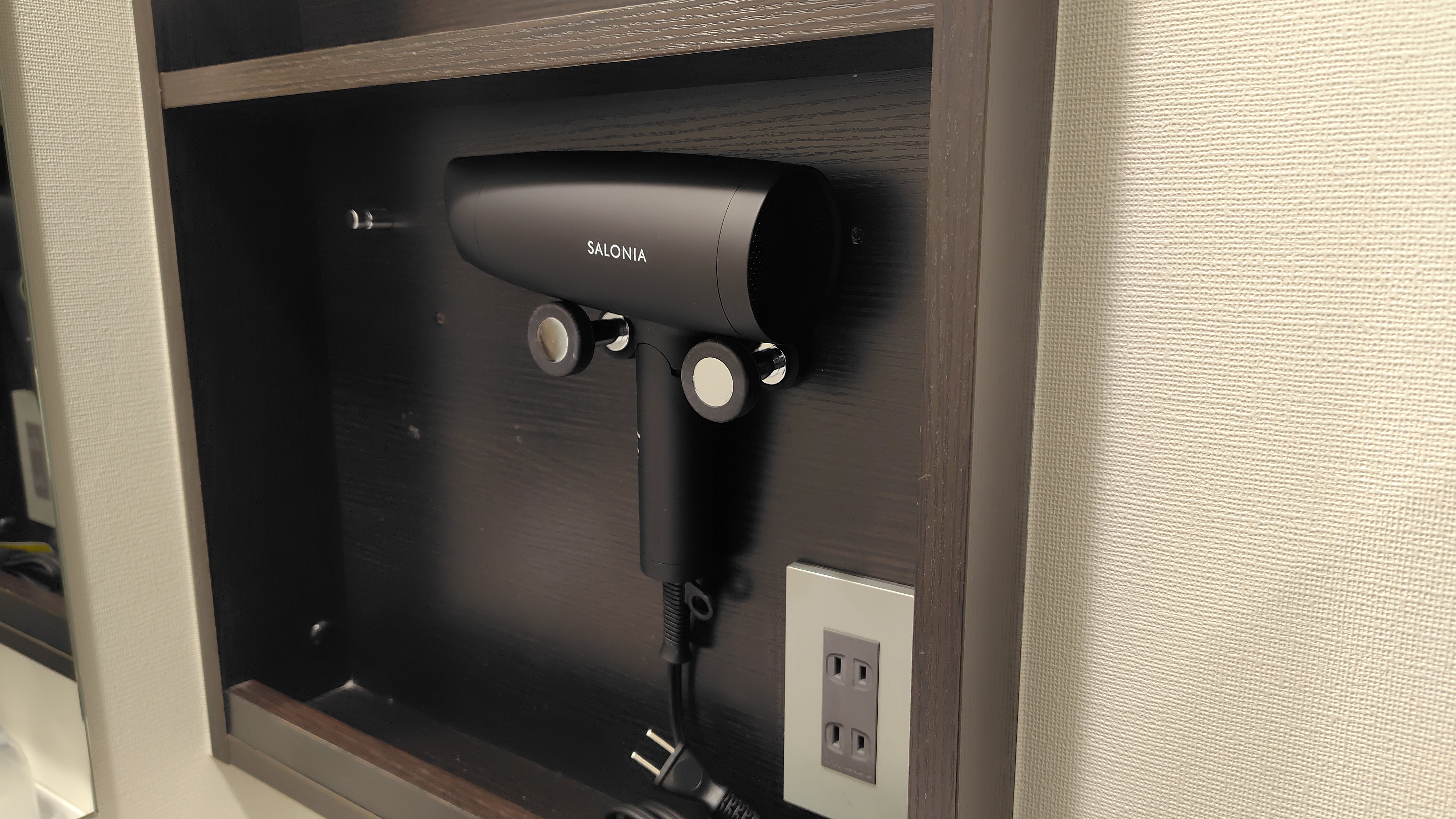 【全客室】サロニアのドライヤーを完備。ストレートアイロンとカールアイロンはレンタル品でご用意。