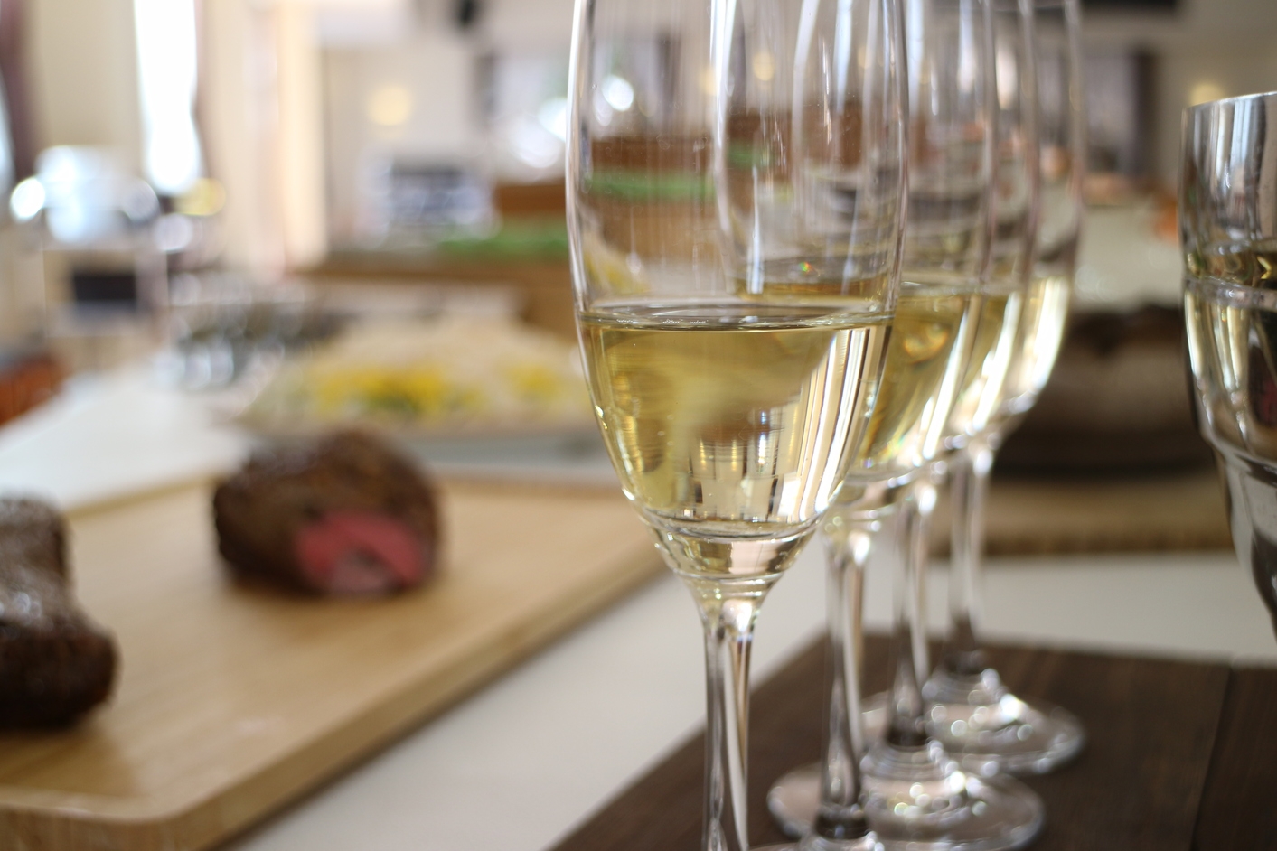 ワインのサービスドリンクあり！夕朝食ビュッフェ付きの年末年始特別プラン