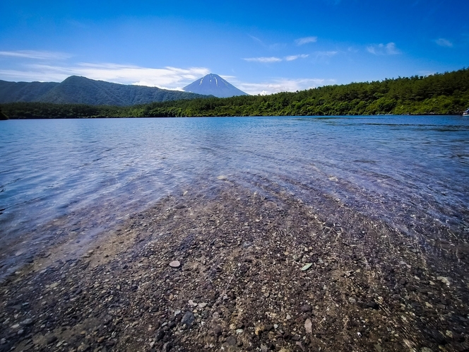 澄んだ西湖と富士山