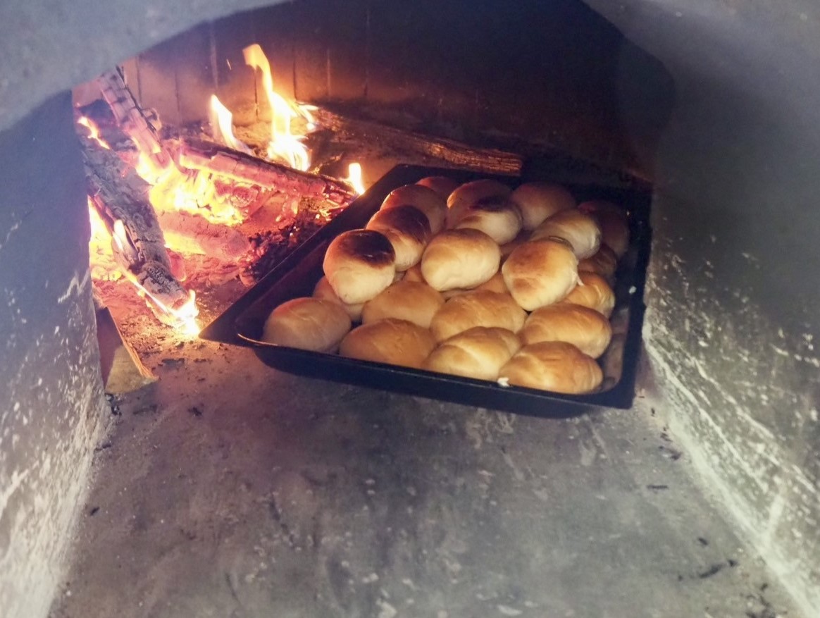 朝食　かまどビュッフェ　ピザ窯でパン焼き中