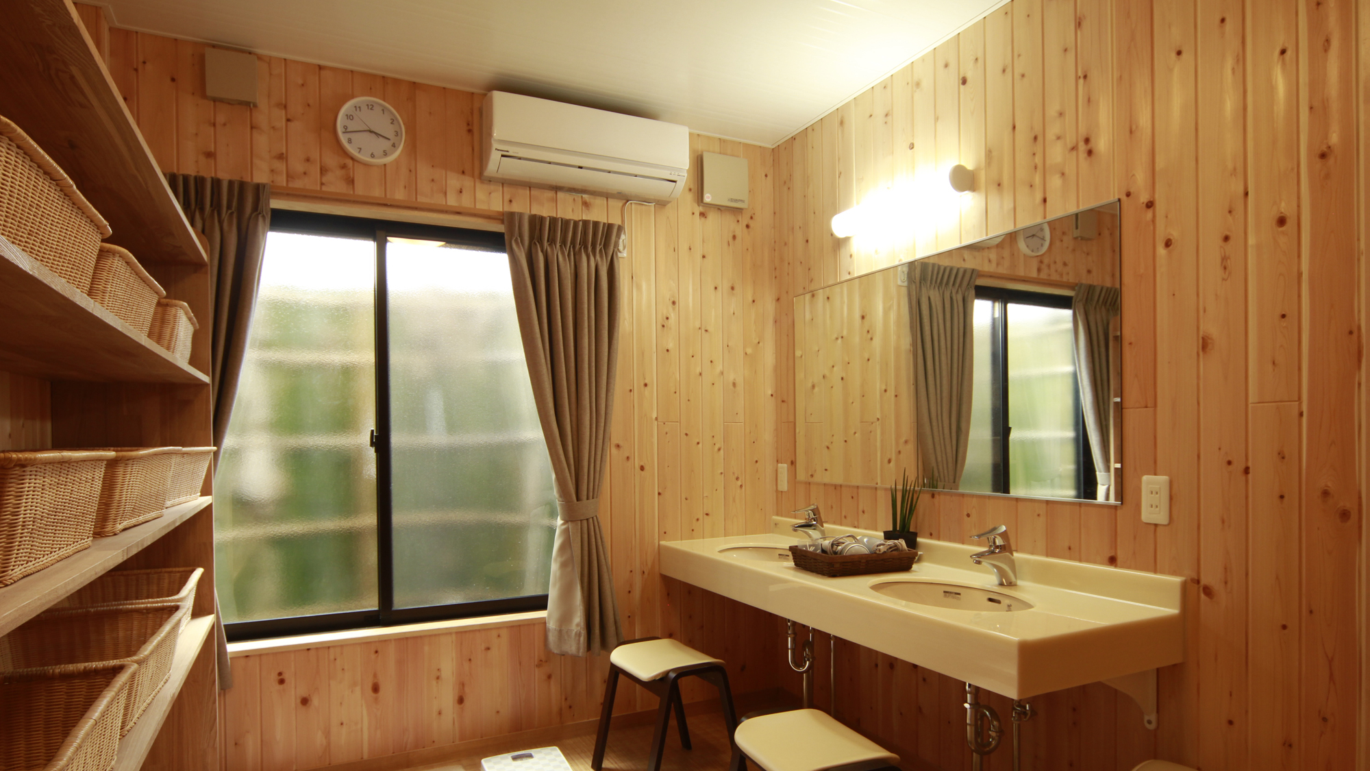 大漁旗風呂脱衣所