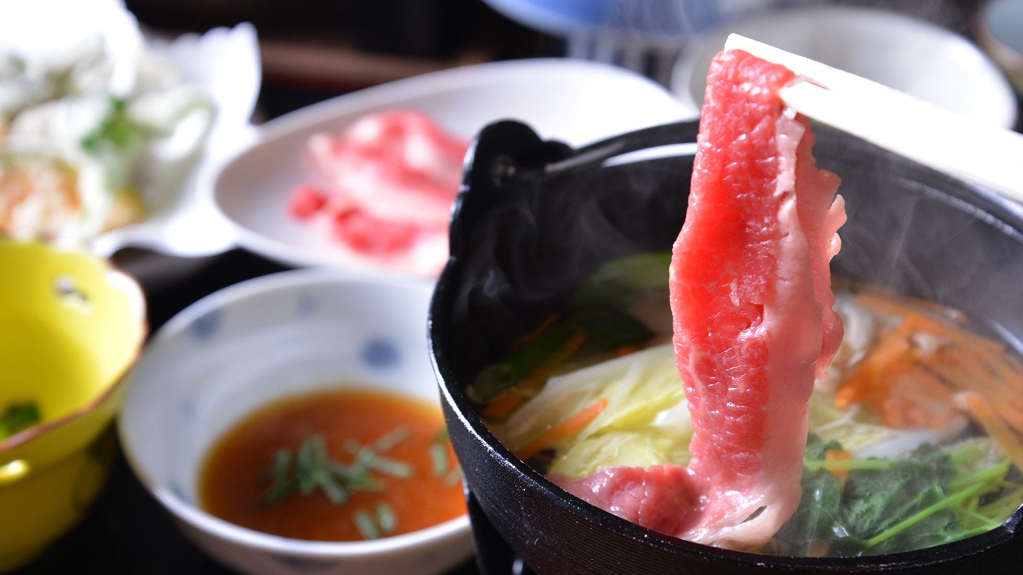 *お夕食一例（鍋物）/季節のお野菜をとともにいただく豚肉は、和風出汁にくぐらせてポン酢でさっぱりと。