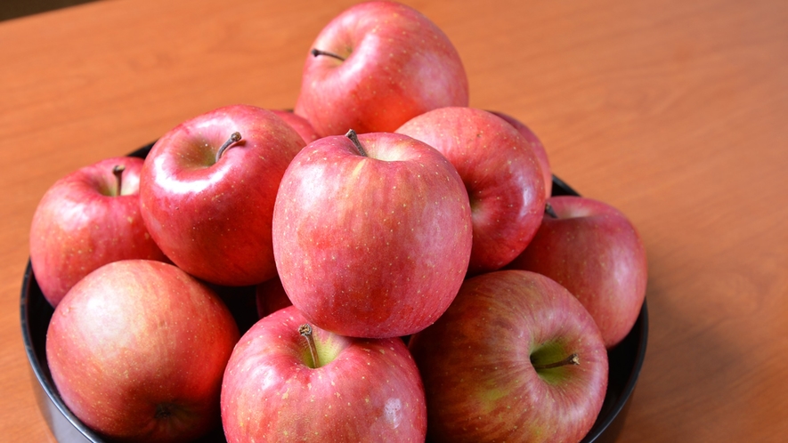 *青森のリンゴ/恵まれた自然環境で育ったリンゴ。色づきがよく、甘くて美味しいリンゴに仕上がります。