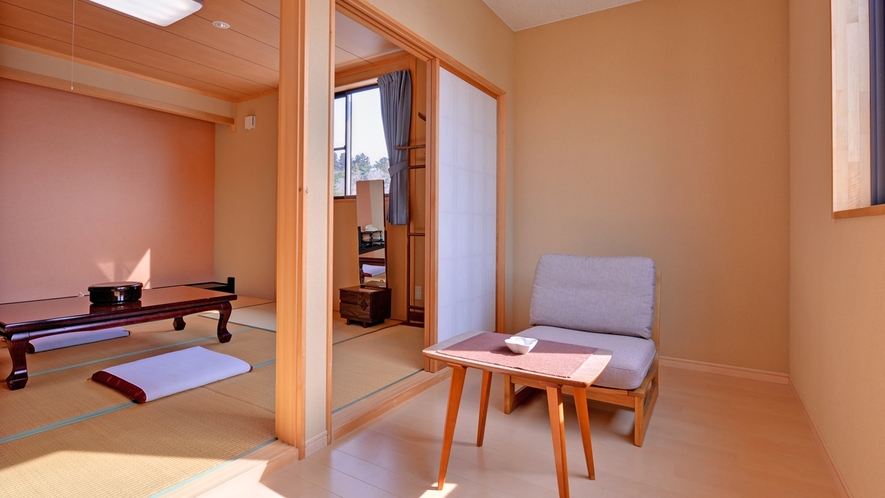 *和室6〜8畳（客室一例）/窓辺に腰かけて、ゆっくり津軽富士を眺める至福の時。