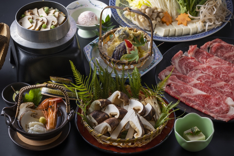 【秋限定】×【食べ放題】たくさん食べたい方必見！松茸と国産牛すき焼〈食べ放題〉をお手頃価格で♪