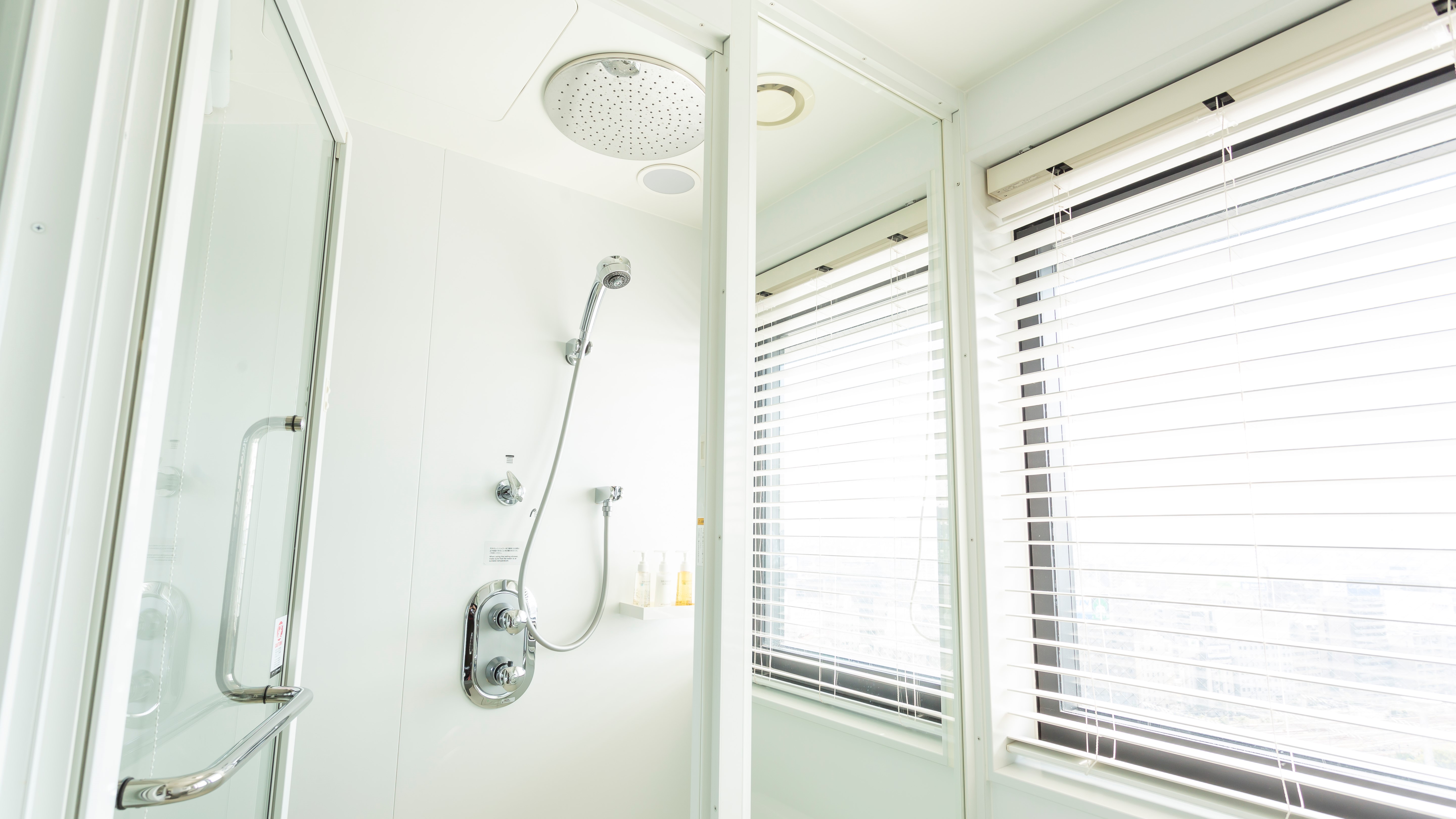 窓側シャワーブース（セミダブル・スモールツイン）