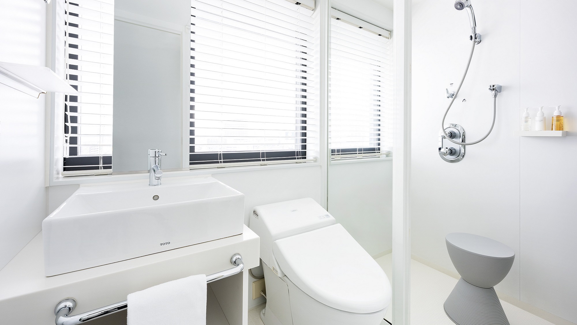 窓側シャワーブース（セミダブル・スモールツイン）