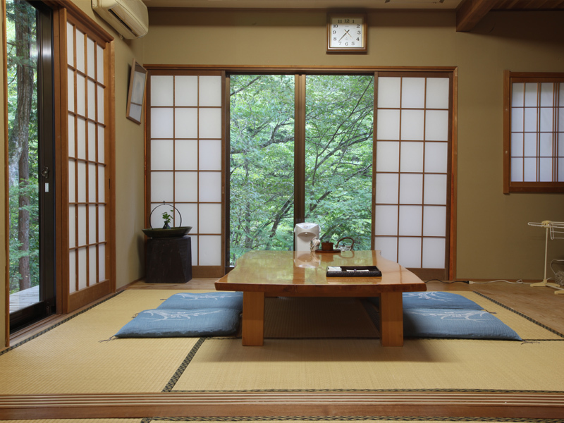 A relaxing Japanese-style room overlooking the forest