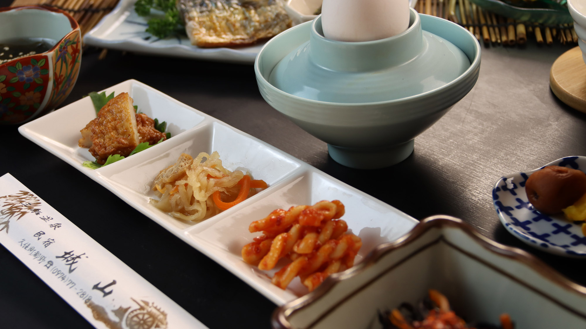 様々な小鉢でご飯がすすみます