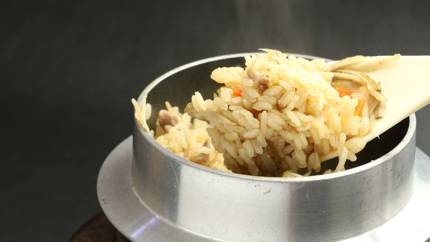 【夕食】炊立て自家米の釜飯は大変好評です。＋500円で季節の炊き込みご飯にできます。