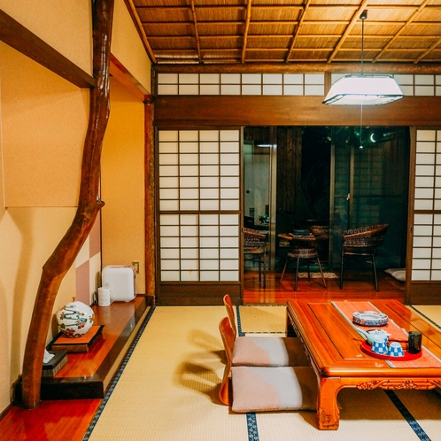 全客室総檜造りの純和風のお部屋。限定客室の離れには客室露天風呂を完備。