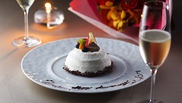 【アニバーサリーステイ】特製ケーキと華やかなお花でお祝い フレンチフルコースディナー付きプラン