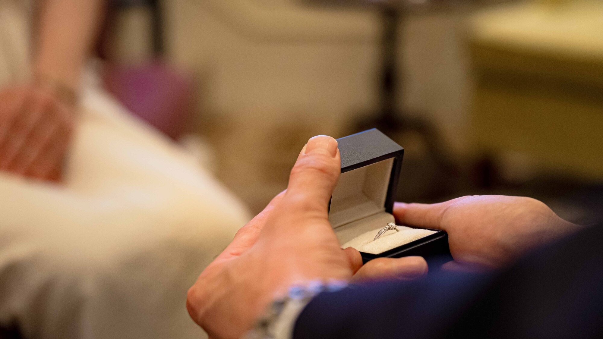 【東京駅で始まるふたりの物語】プロポーズプラン（赤いバラ12本の花束付き）