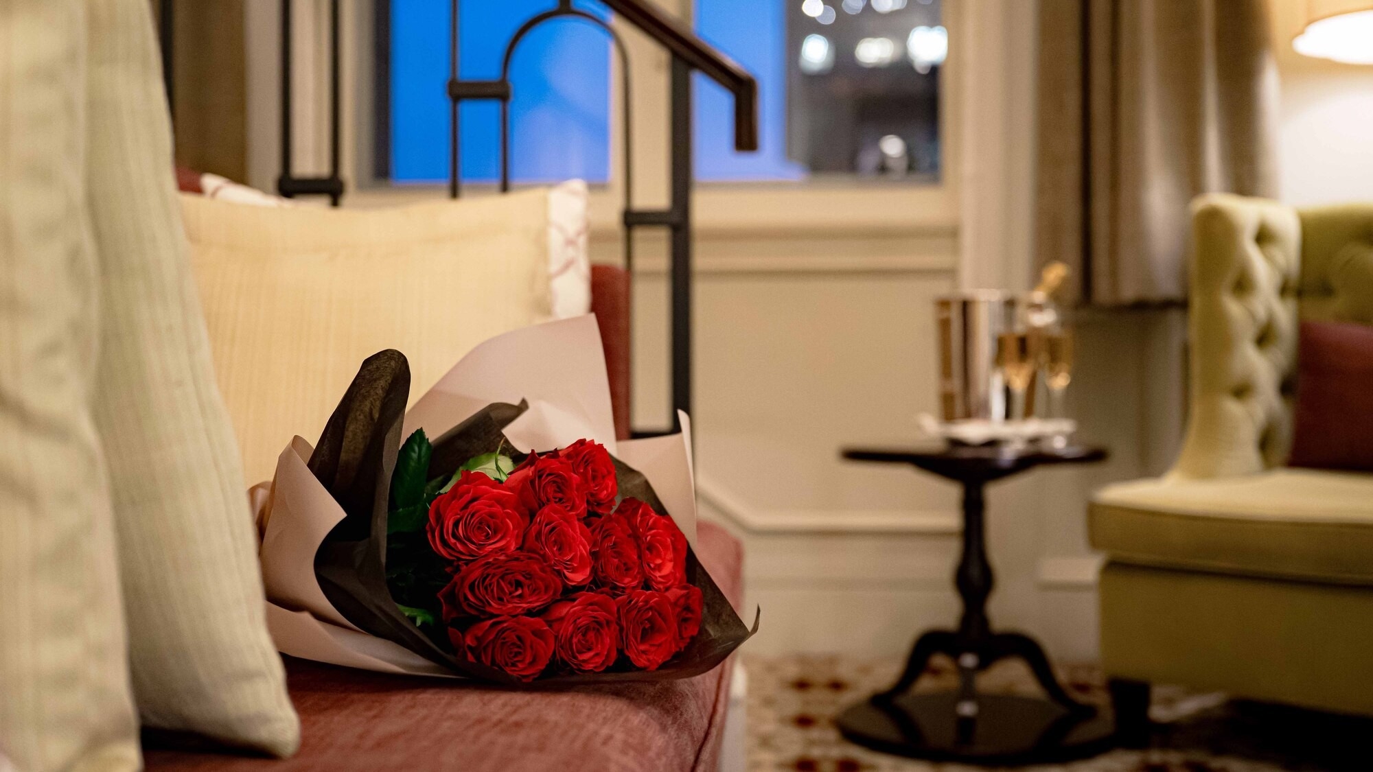 【東京駅で始まるふたりの物語】プロポーズプラン（赤いバラ12本の花束付き）