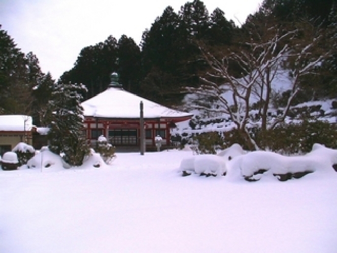 本堂・庭の雪景色