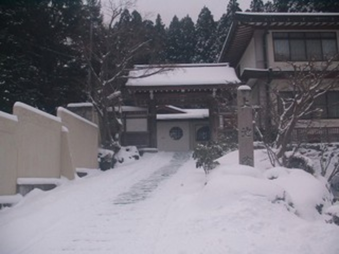 参道の雪景色