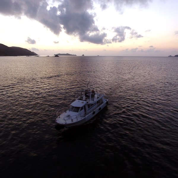 【サンセットクルージング】専用のクルーザーで、海上から夕陽を望む美しい景色をお楽しみいただけます♪