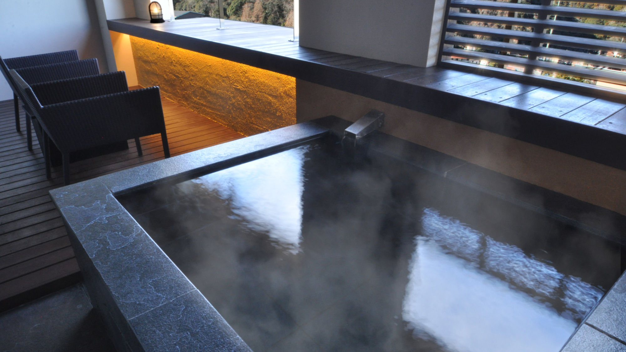 【最上階デラックスツイン】アウターリビングのあるDXツインルーム。天然温泉の露天風呂付き。