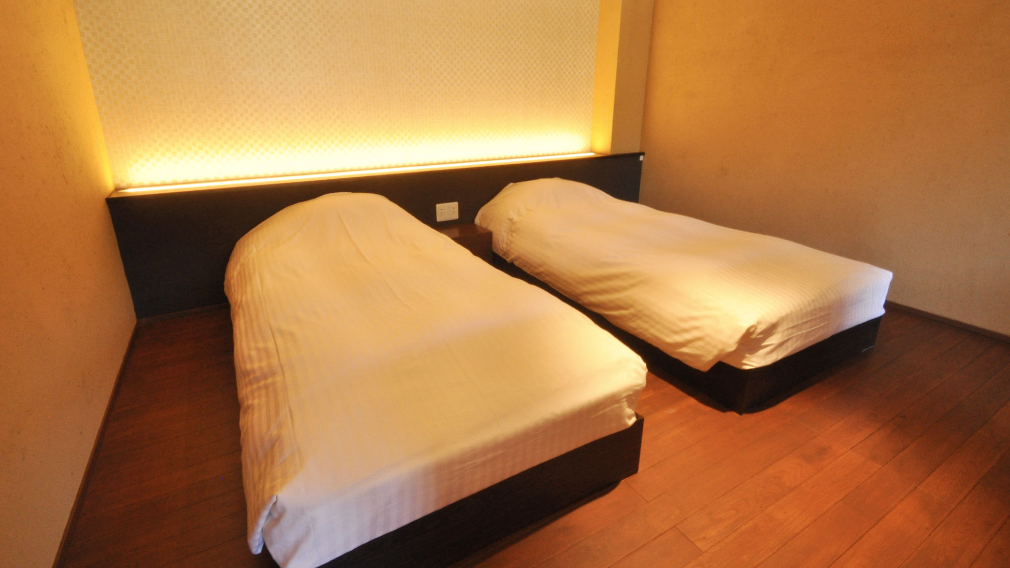 【最上階デラックスツイン】アウターリビングのあるDXツインルーム。天然温泉の露天風呂付き。