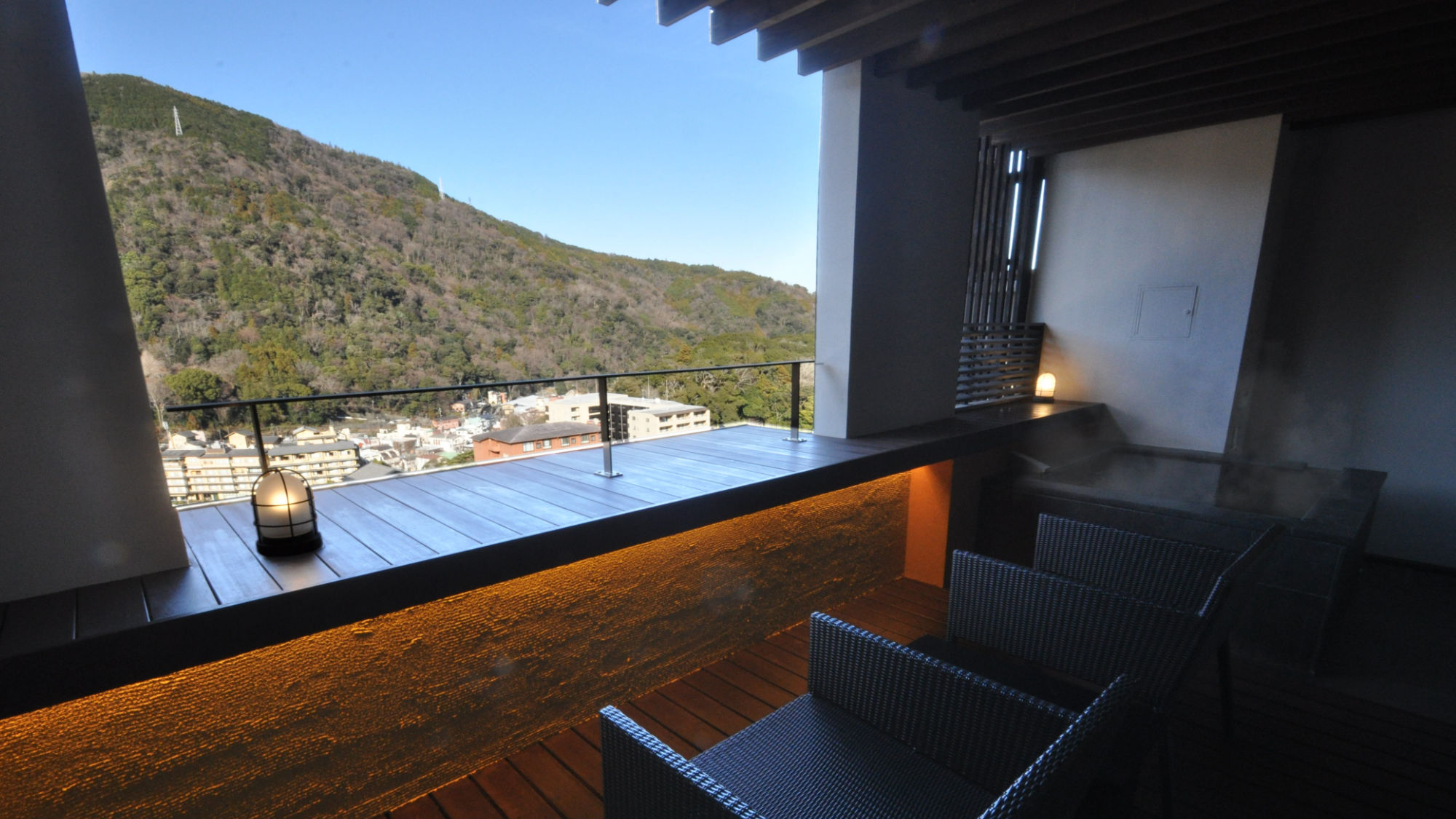 【最上階デラックスツイン】アウターリビングのあるDXツインルーム。天然温泉の露天風呂付き。