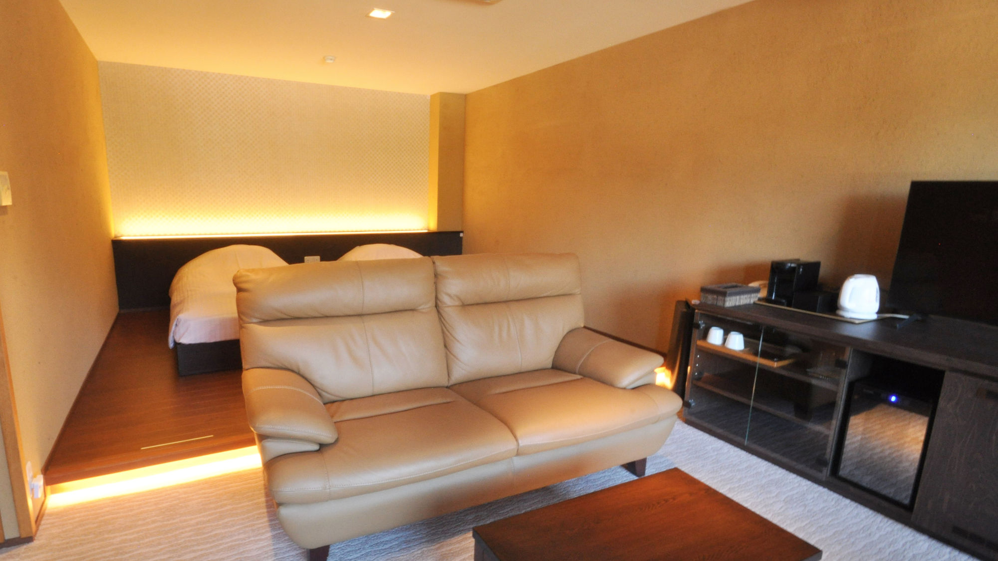 【最上階デラックスツイン】アウターリビングのあるDXツインルーム。天然温泉の露天風呂付き。