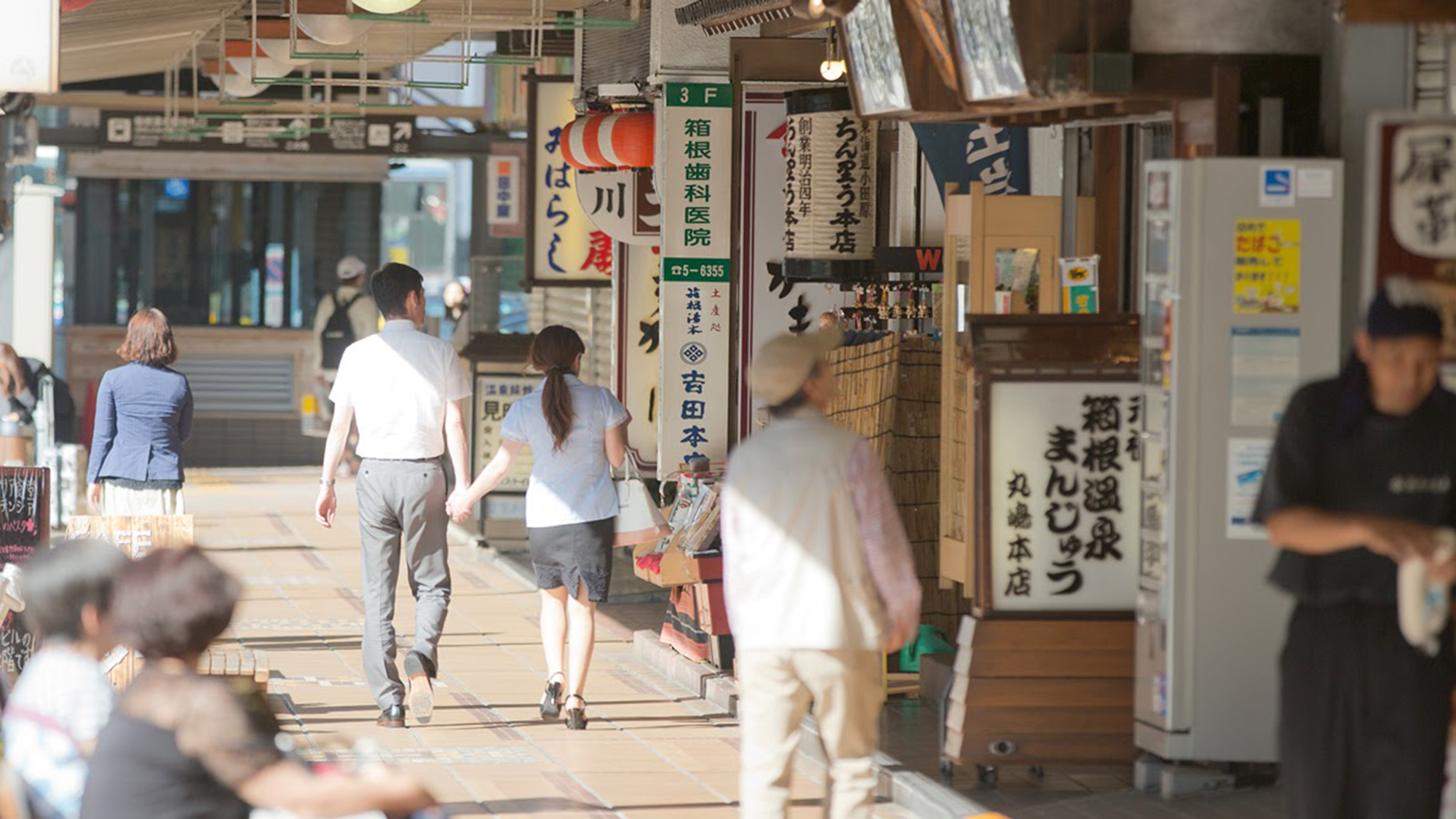「箱根湯本商店街」お土産屋さんが並んでいます