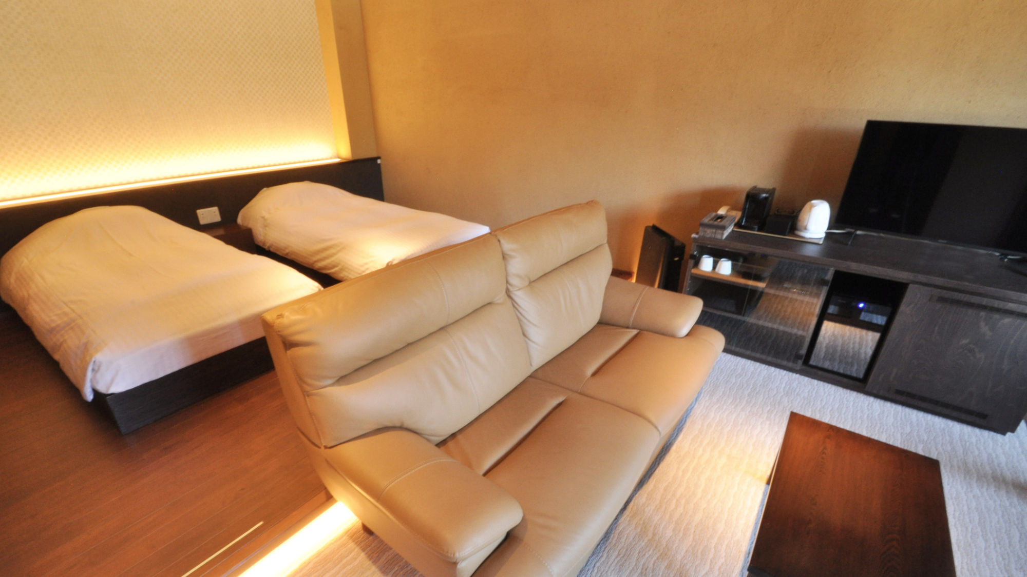 【最上階デラックスツイン】アウターリビングのあるDXツインルーム。天然温泉の露天風呂付き。