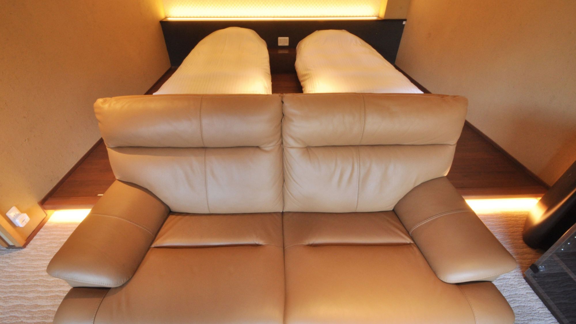 【最上階デラックスツイン】アウターリビングのあるDXツインルーム。天然温泉の露天風呂付き。