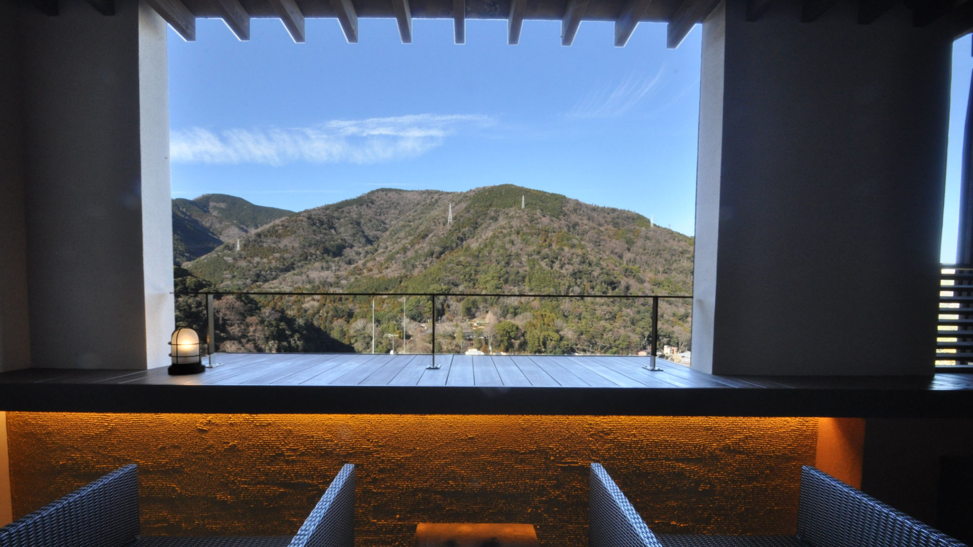 【最上階デラックスツイン】アウターリビングのあるDXツインルーム。天然温泉の露天風呂付き。