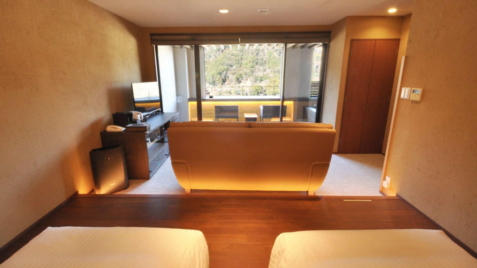 【最上階デラックスツイン】アウターリビングのあるDXツインルーム。天然温泉の露天風呂付き。